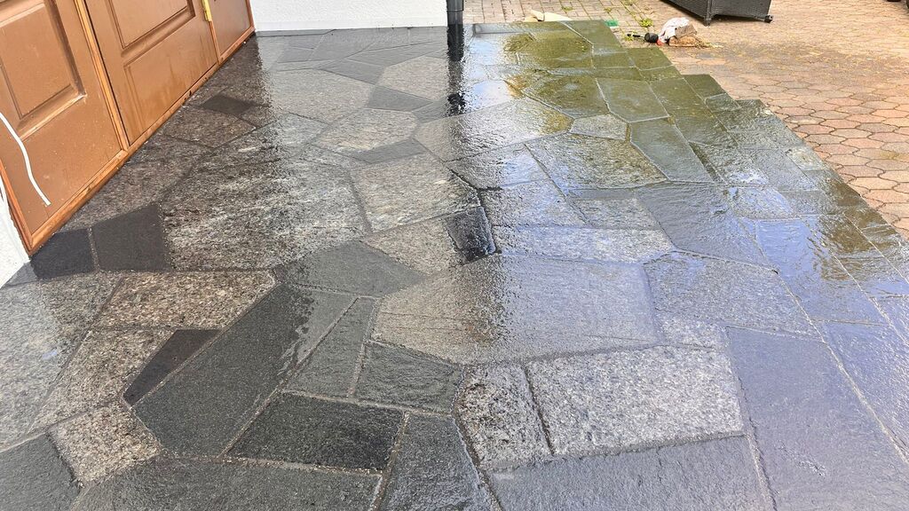 Granīta grīdas paraugi dažādos toņos un virsmas apstrādēs.