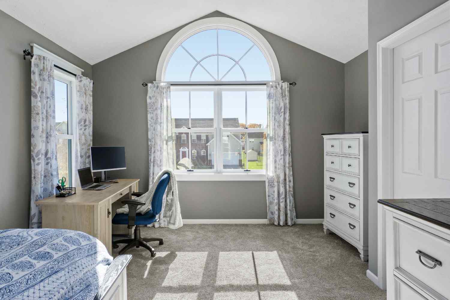 Premium Infinity by Marvin double hung with large circle top window