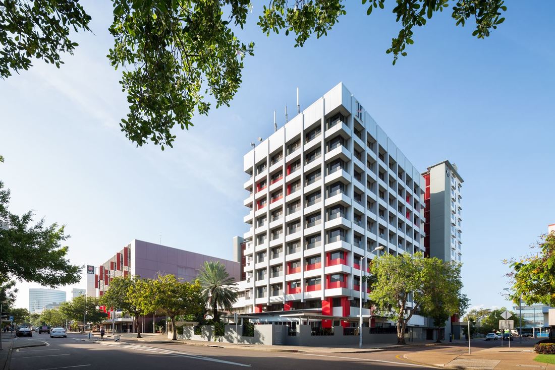 Catch a glimpse of the modern accommodation, excellent facilities and central location that have ear H on Smith Hotel Darwin (08) 8942 5555