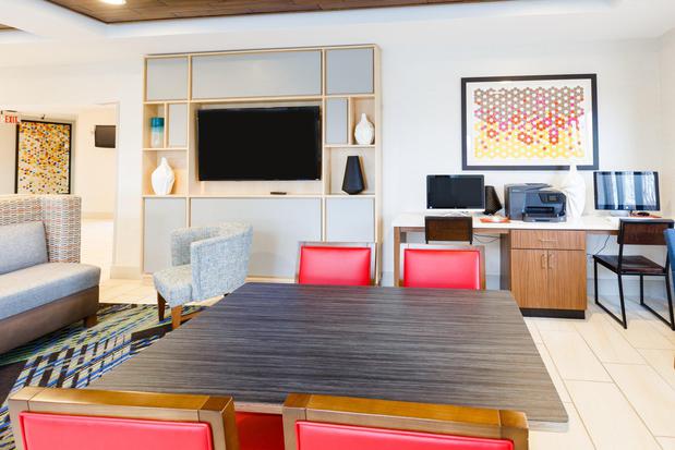 Images Holiday Inn Express & Suites Shelbyville by IHG