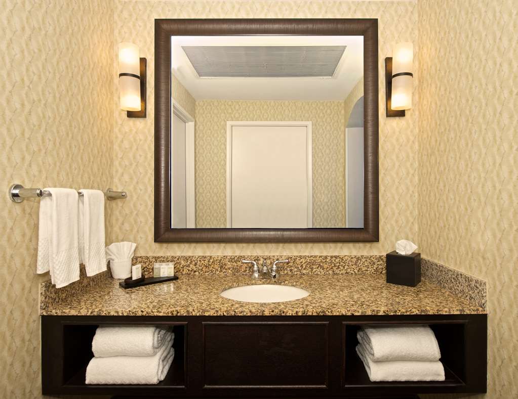 Guest room bath