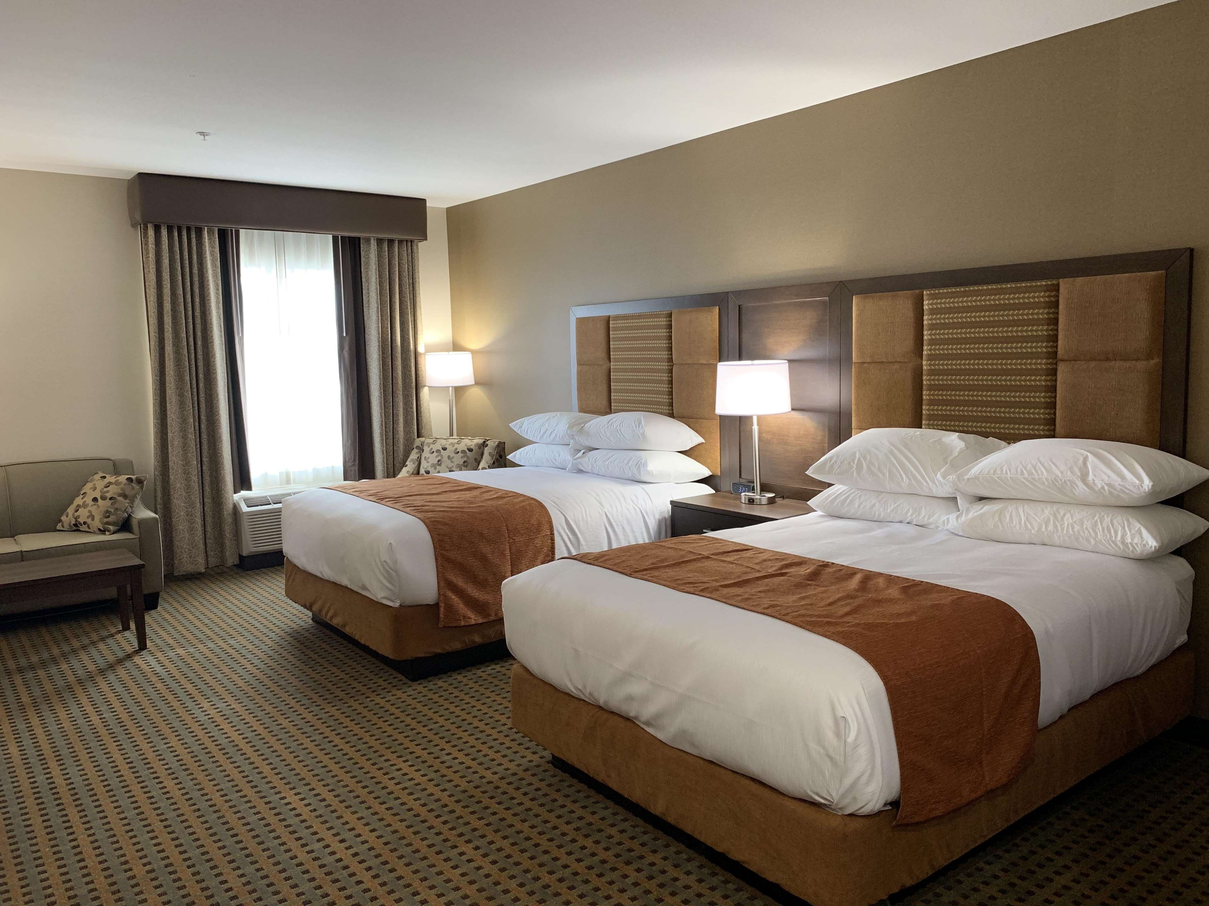 2 Queen Beds Guest Room Kitchenette Best Western Plus Hinton Inn & Suites Hinton (780)817-7000