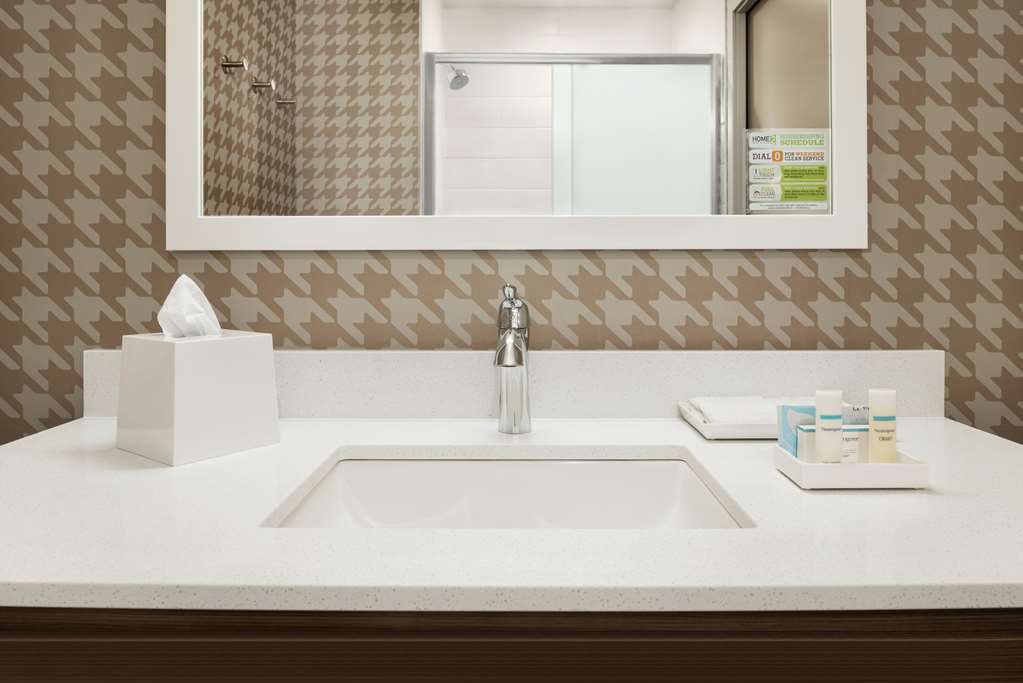 Guest room bath