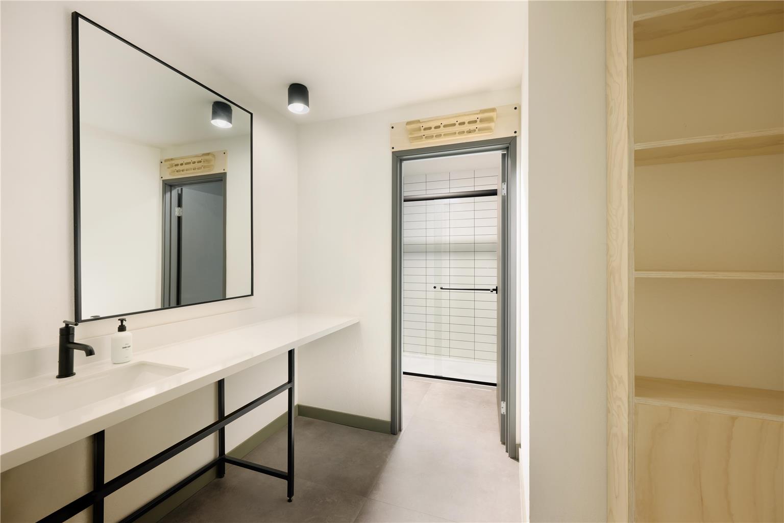 Guest room bath