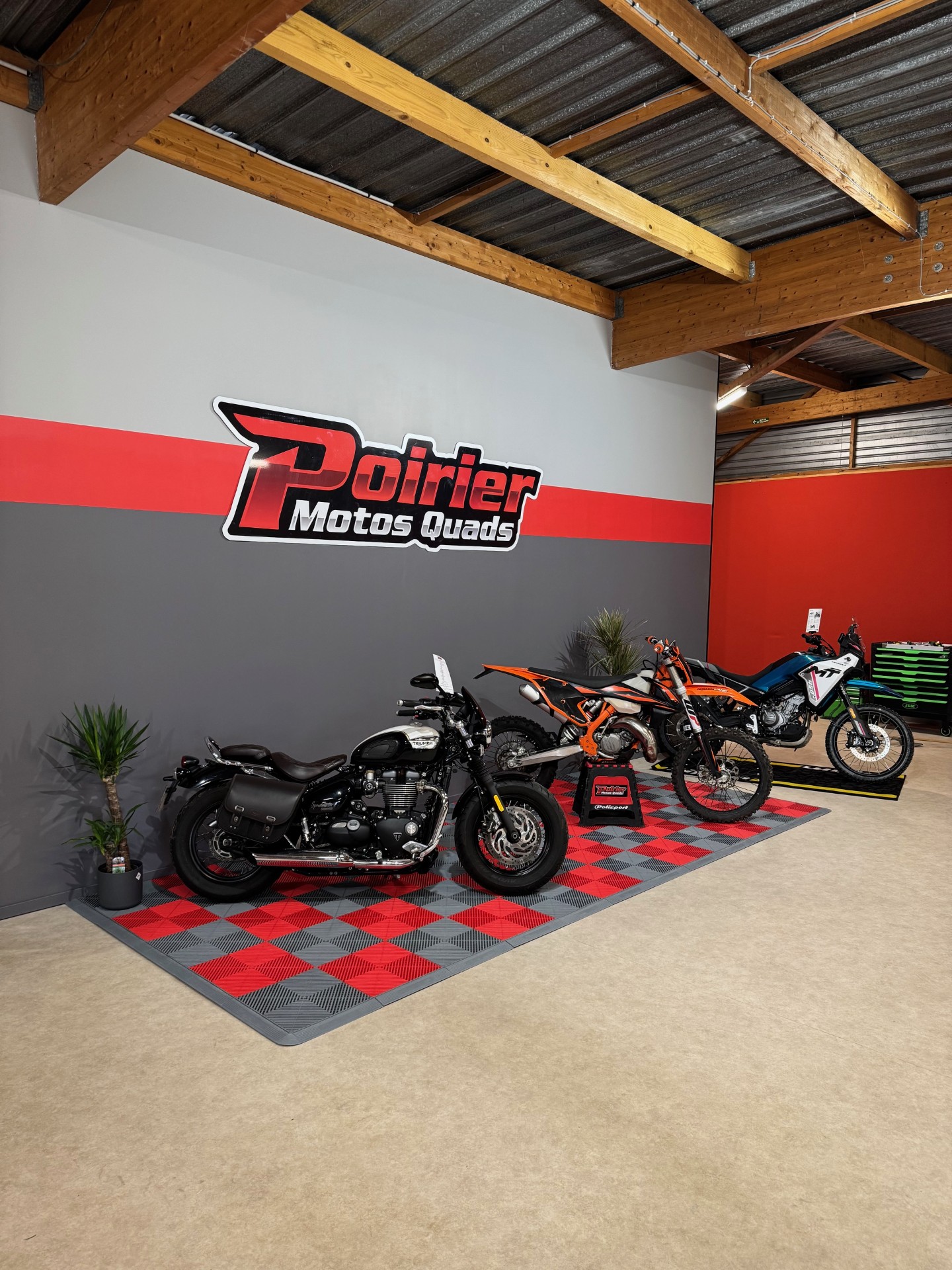 Photo Poirier Motos Quads, magasin vente et réparation moto, scooter et quad à Dieppe. Vente d'équipement du pilote, pièces détachées et accessoire.