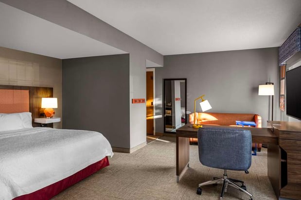 Images Hampton Inn & Suites State College at Williamsburg Square