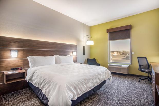 Images Holiday Inn Express & Suites Tulsa East - Catoosa by IHG