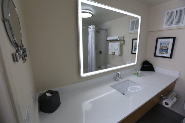Images Holiday Inn & Suites Chicago North Shore (Skokie) by IHG