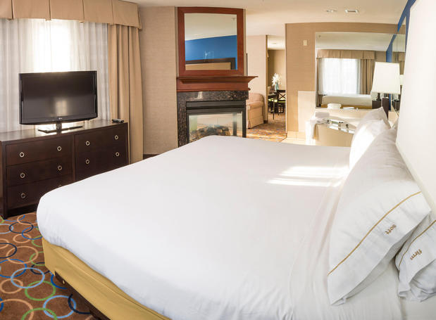 Images Holiday Inn Express & Suites Manchester-Airport, an IHG Hotel