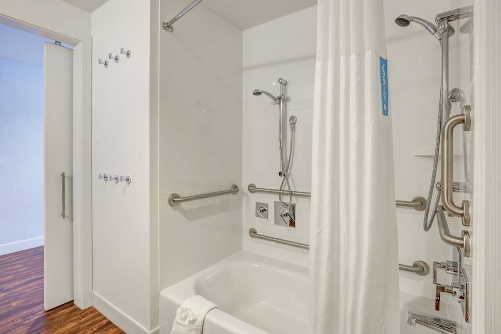 Guest room bath