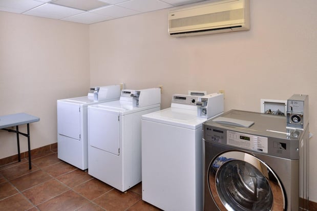 Images Holiday Inn Express & Suites Kingman by IHG