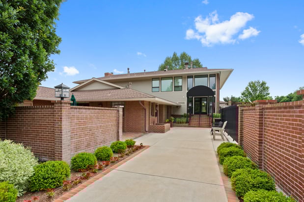 Images Nicole Wadsworth, Realtor
