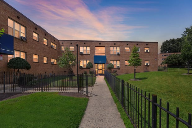 Images Huntwood Courts