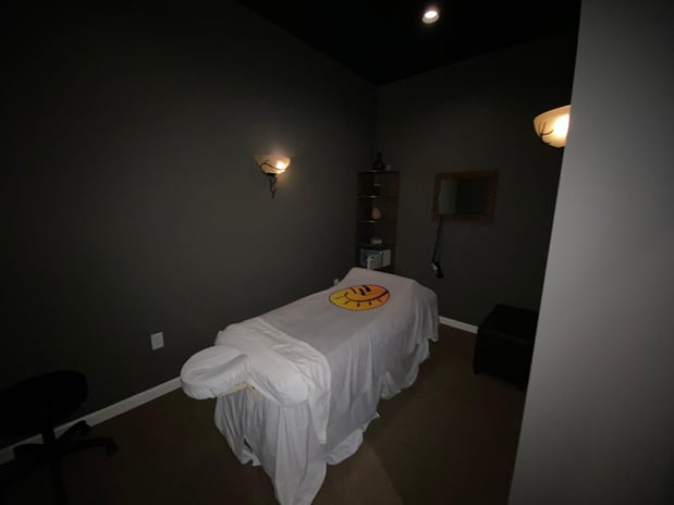 Images 100% Chiropractic - Monument