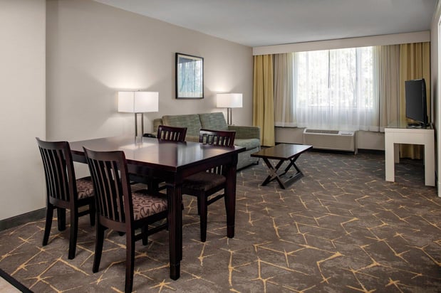 Images Holiday Inn & Suites Boston-Peabody by IHG