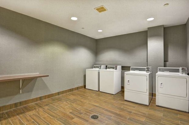 Images Hampton Inn & Suites Newark-Harrison-Riverwalk