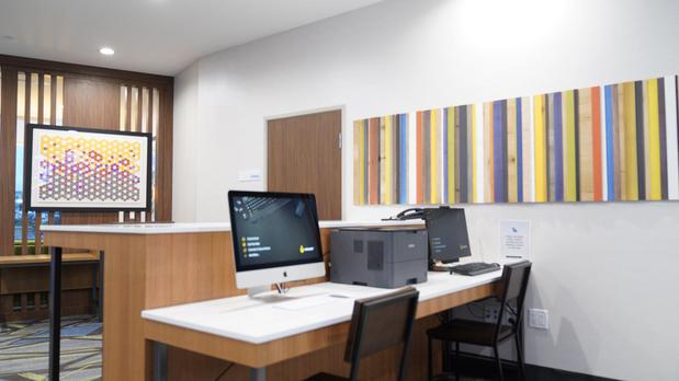 Images Holiday Inn Express & Suites Dallas Market Ctr - Love Field by IHG