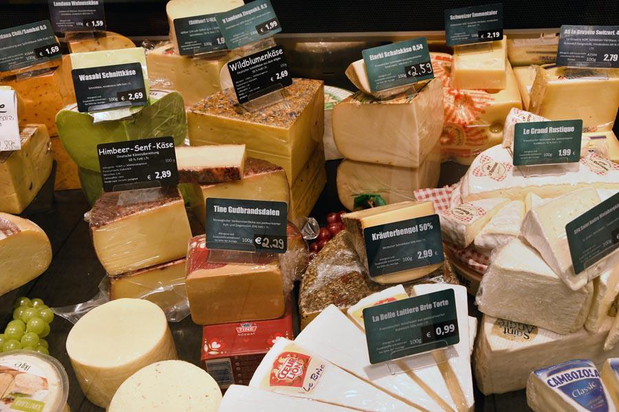 Käsetheke
Leckere Käse-Spezialitäten für alle Freunde des aromatischen Genusses sowie Feinkostsalate bieten wir Ihnen an unserer Frischetheke an.