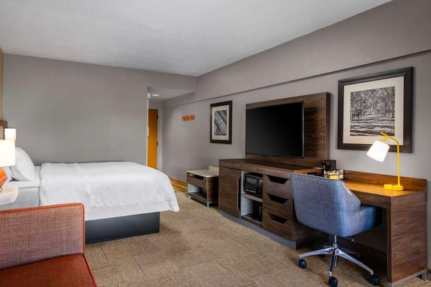 Images Hampton Inn & Suites State College at Williamsburg Square