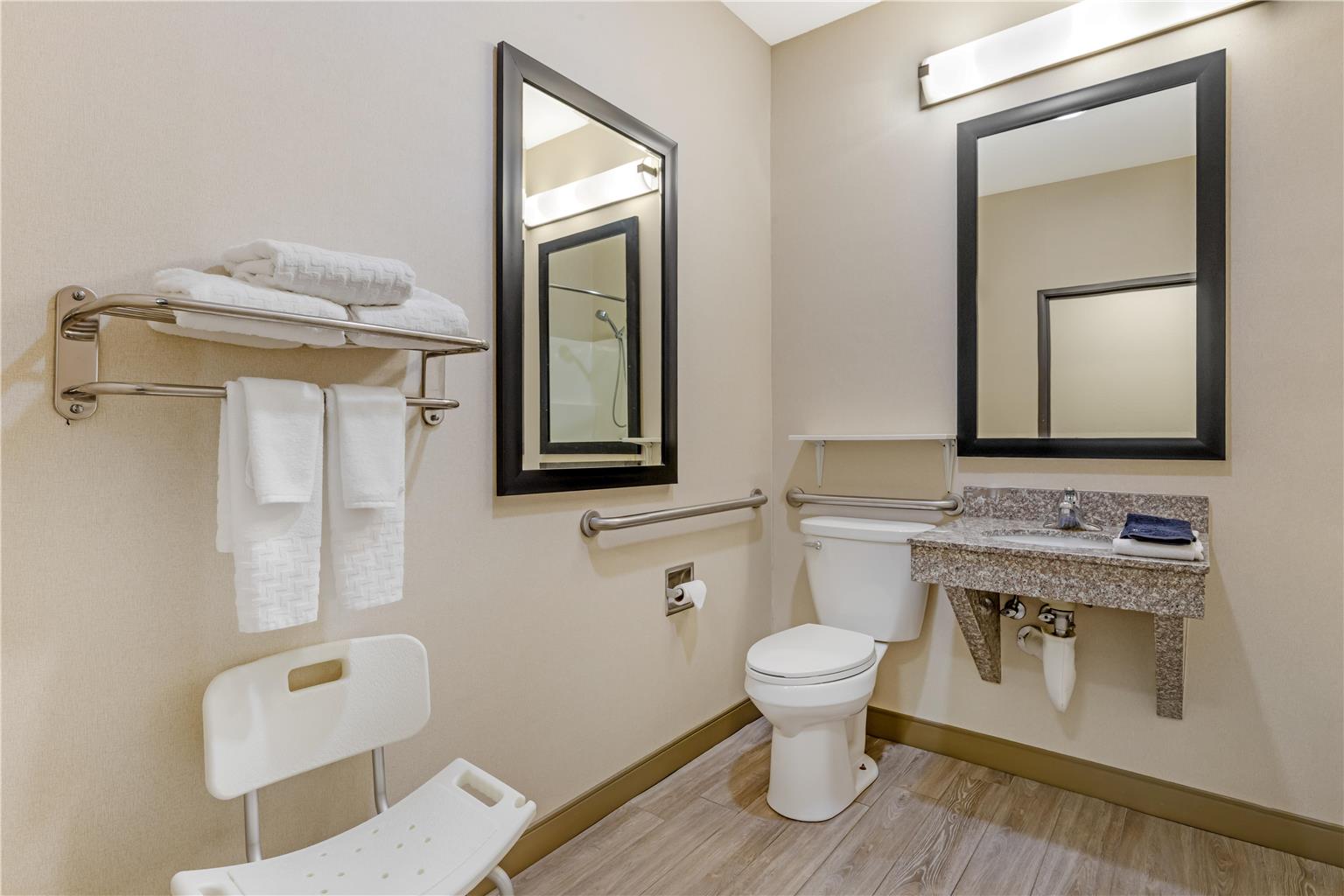 ADA - 1 King Bed w/ Bathtub