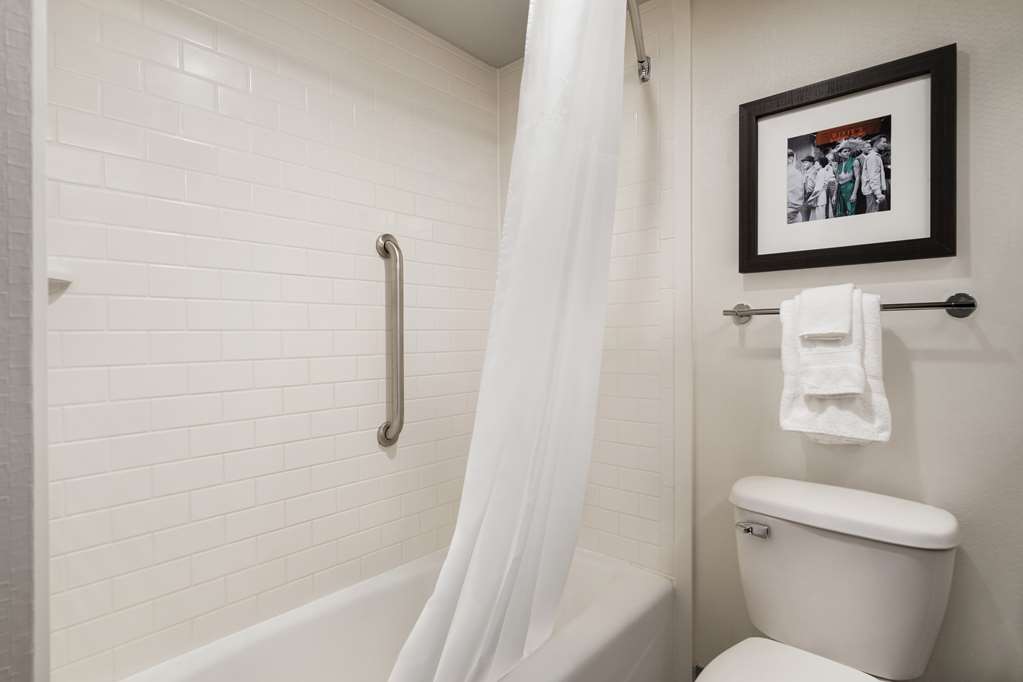 Guest room bath