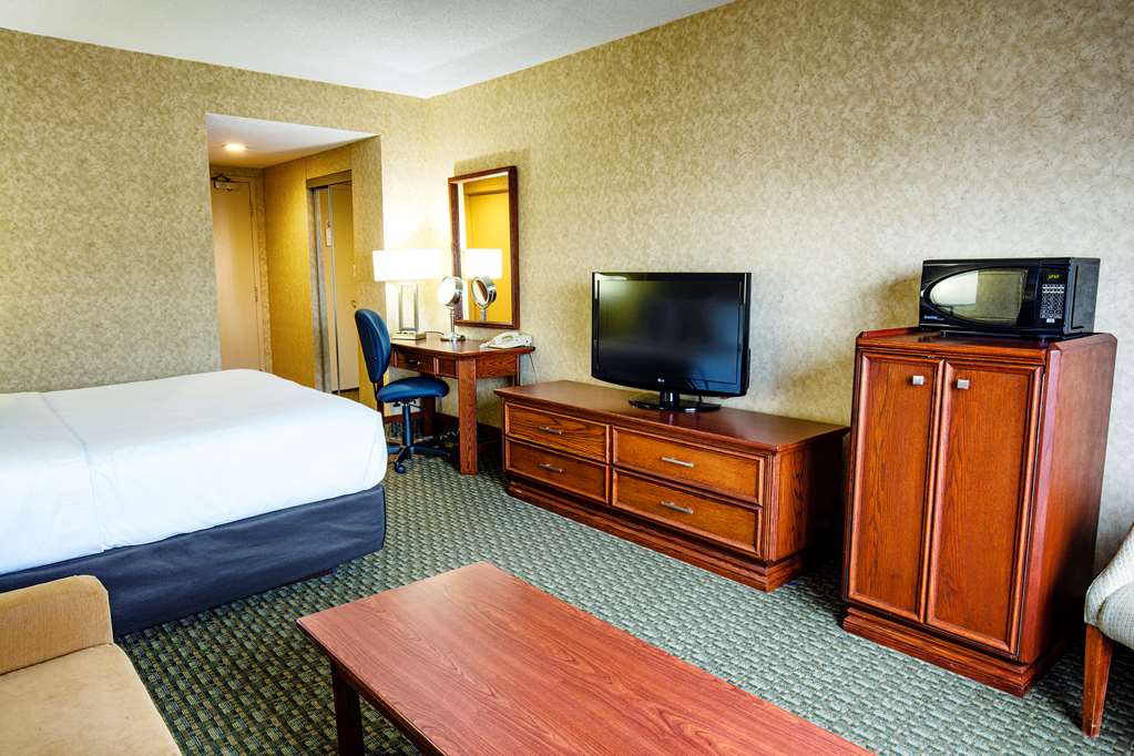 Best Western Voyageur Place Hotel in Newmarket: Queen Room with Sofabed interior access