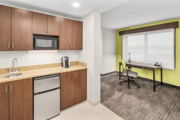 Images Holiday Inn Express & Suites Wilmington-Newark by IHG