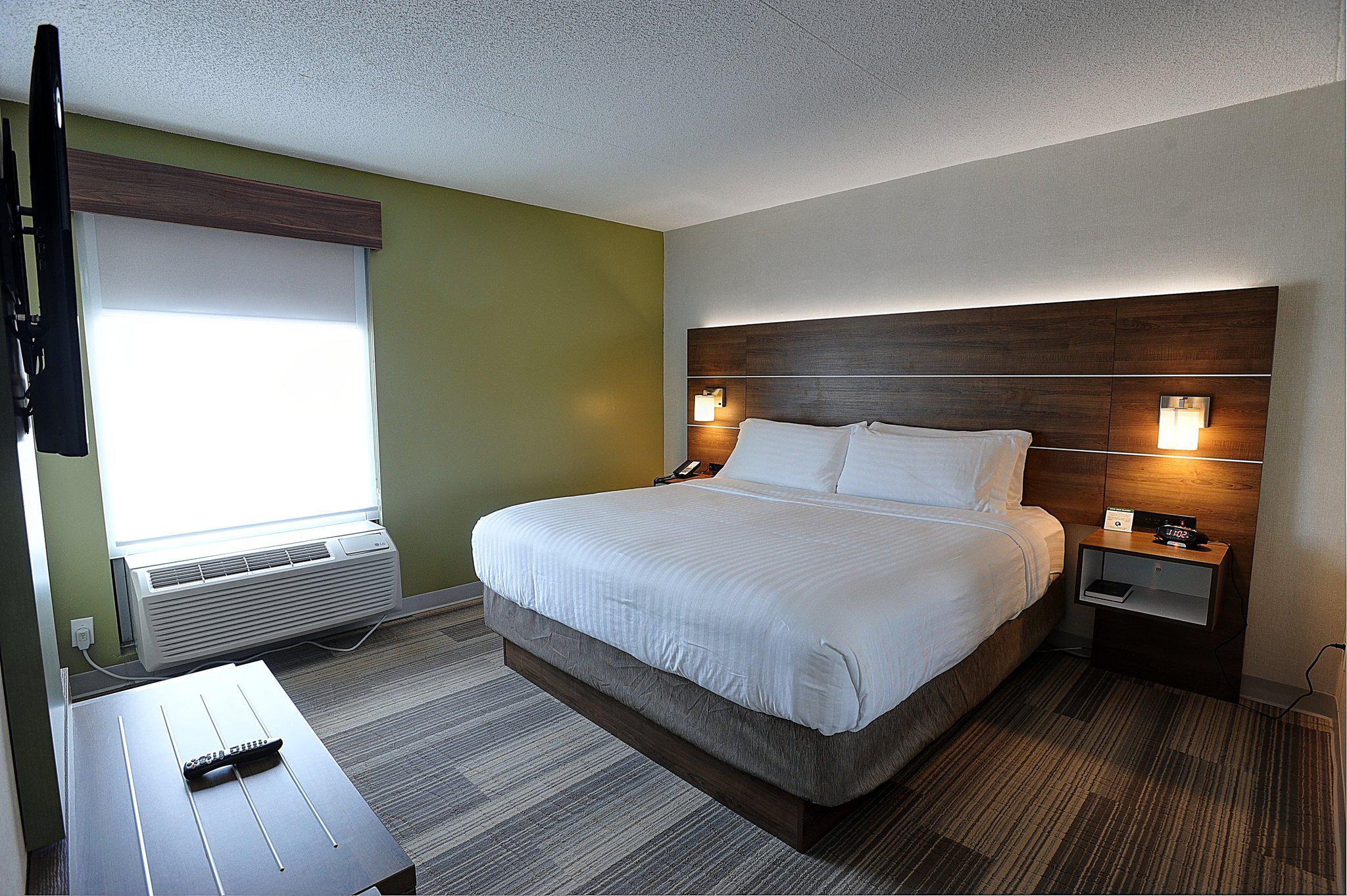 Holiday Inn Express & Suites Toronto Airport West, an IHG Hotel Mississauga (905)624-9500
