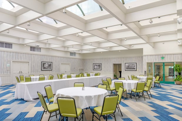 Images Holiday Inn & Suites Virginia Beach - North Beach by IHG