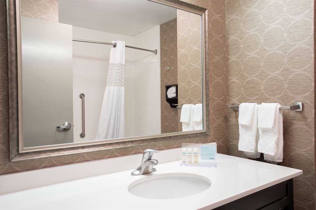 Guest room bath