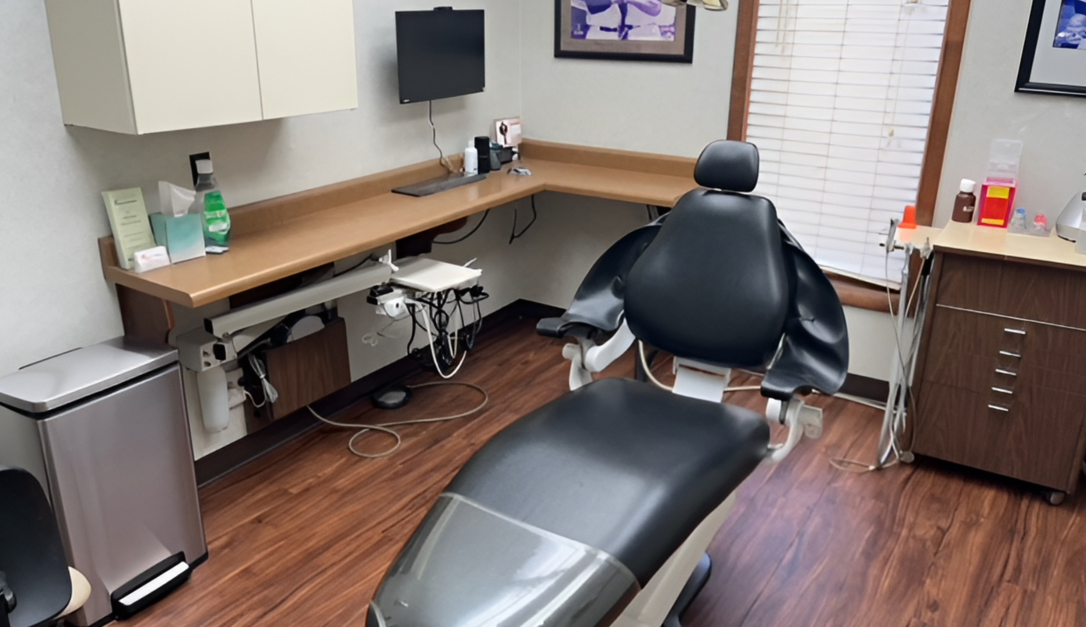 Modern dental treatment room at Hill Family Dental Columbia featuring a comfortable patient chair and advanced equipment.