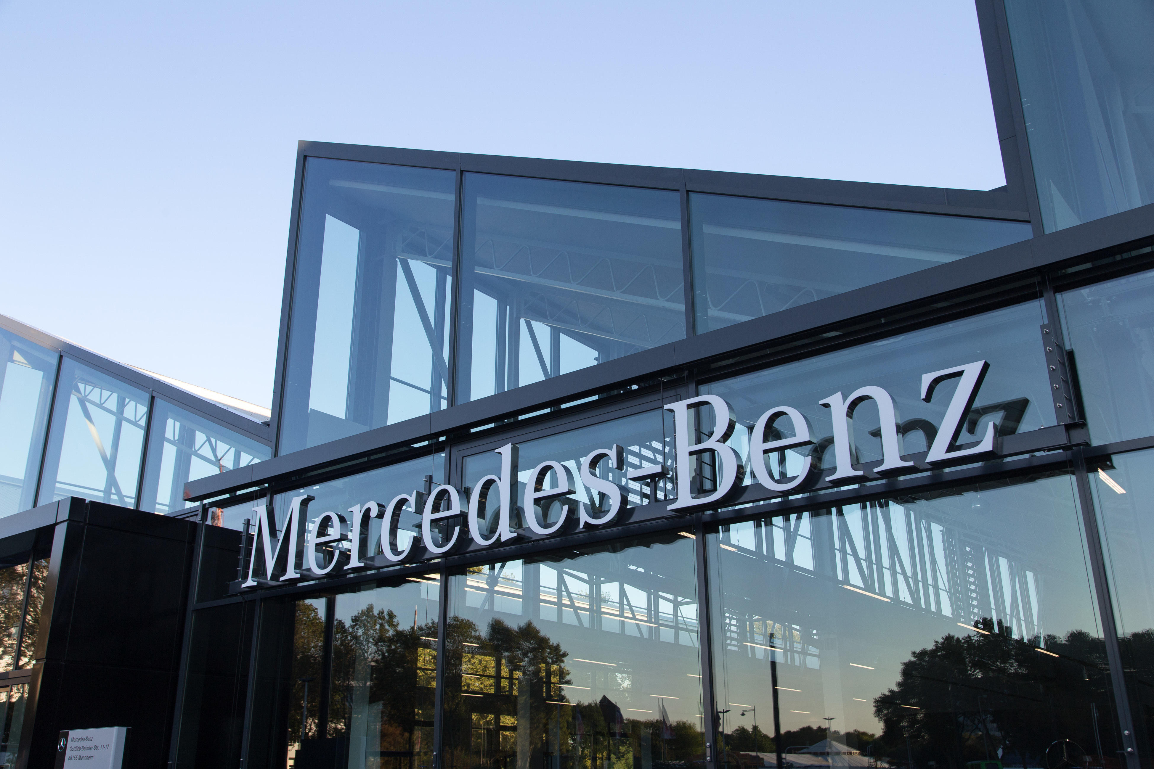 Mercedes-Benz Niederlassung Mannheim, Gottlieb-Daimler-Straße 11 - 17 in Mannheim