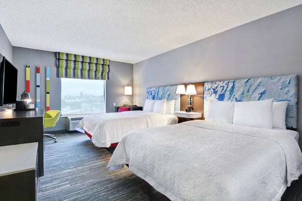 Images Hampton Inn & Suites Newark-Harrison-Riverwalk