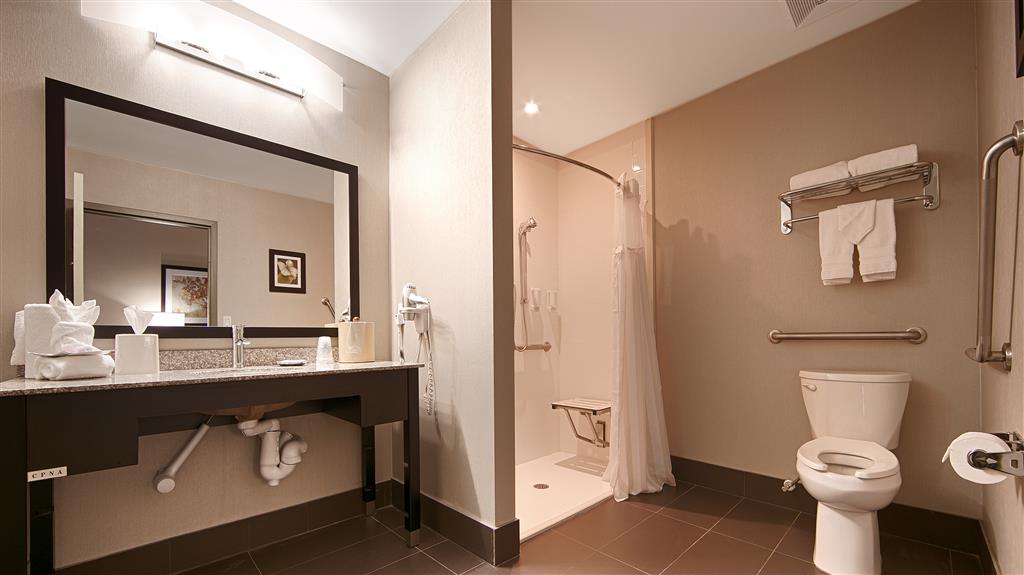 Best Western Plus Fergus Hotel in Fergus: Guest Bathroom