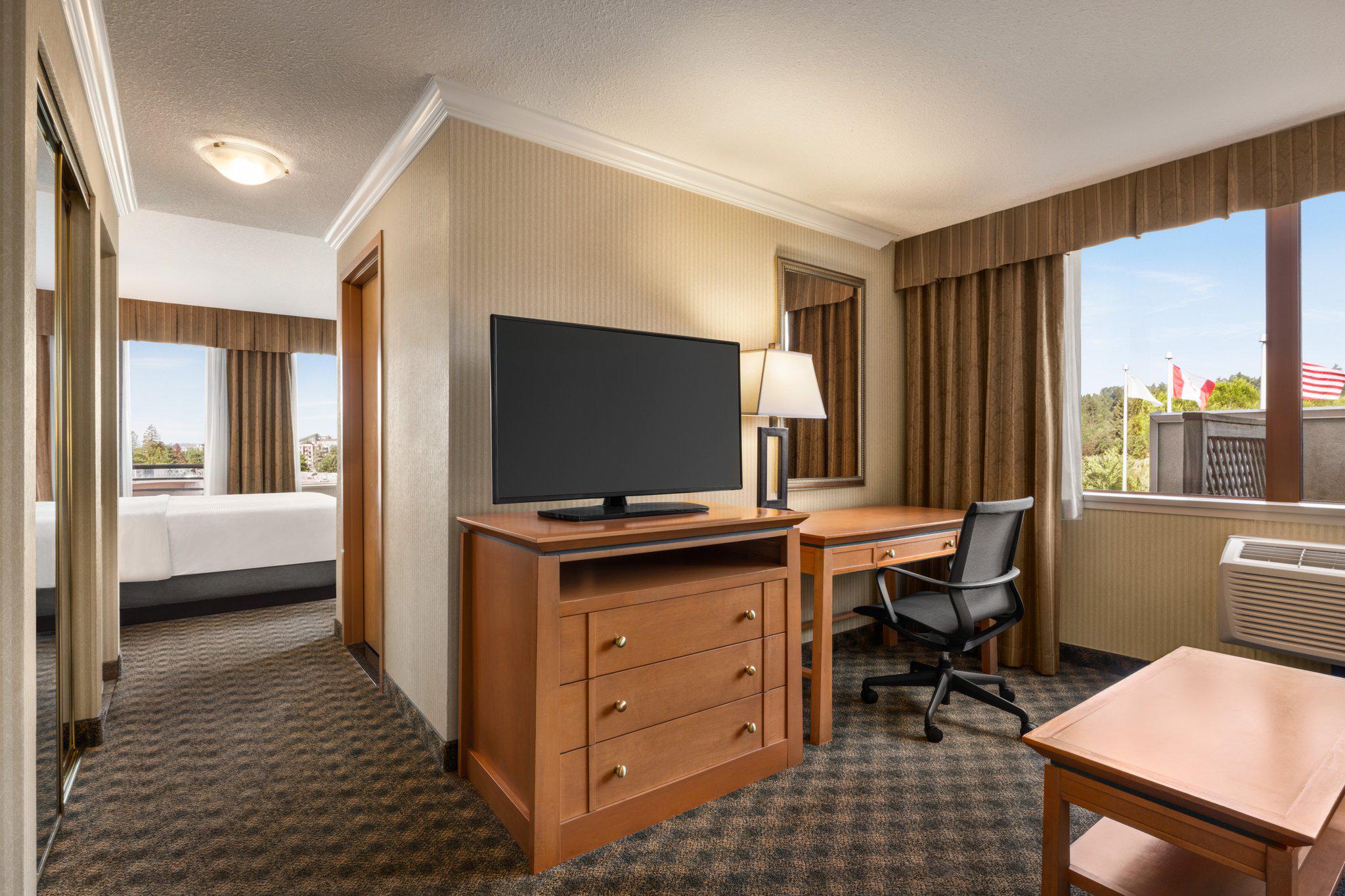 Images Holiday Inn & Suites North Vancouver, an IHG Hotel