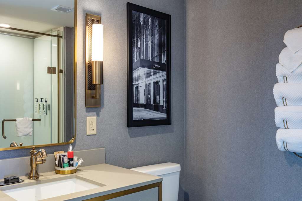 Guest room bath