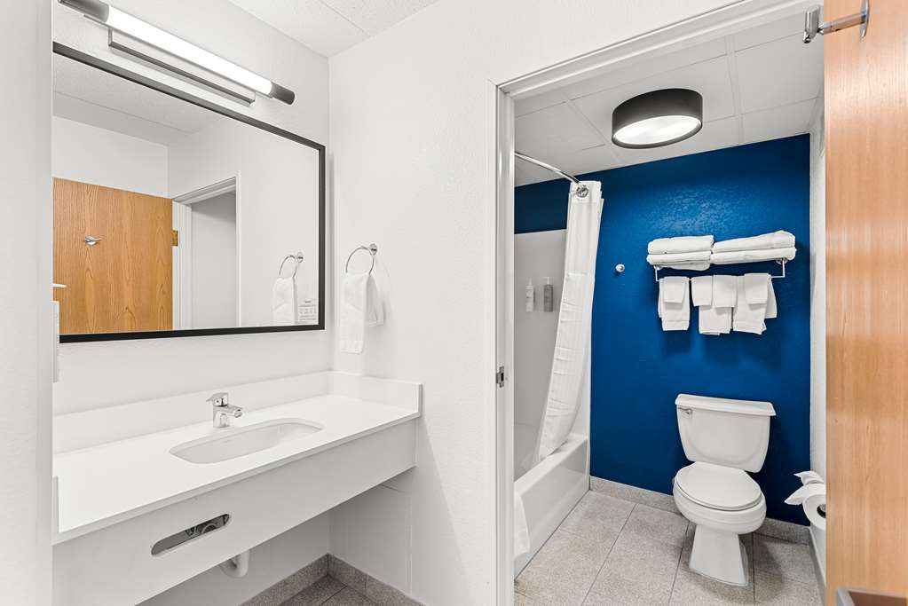 Guest room bath