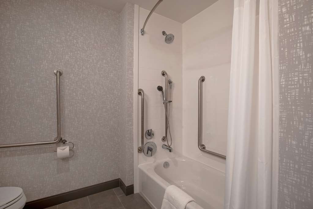 Guest room bath Hampton Inn & Suites Ottawa West Nepean (613)216-7829