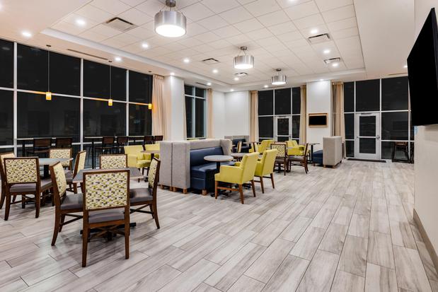 Images Holiday Inn Express & Suites Lincoln Downtown by IHG