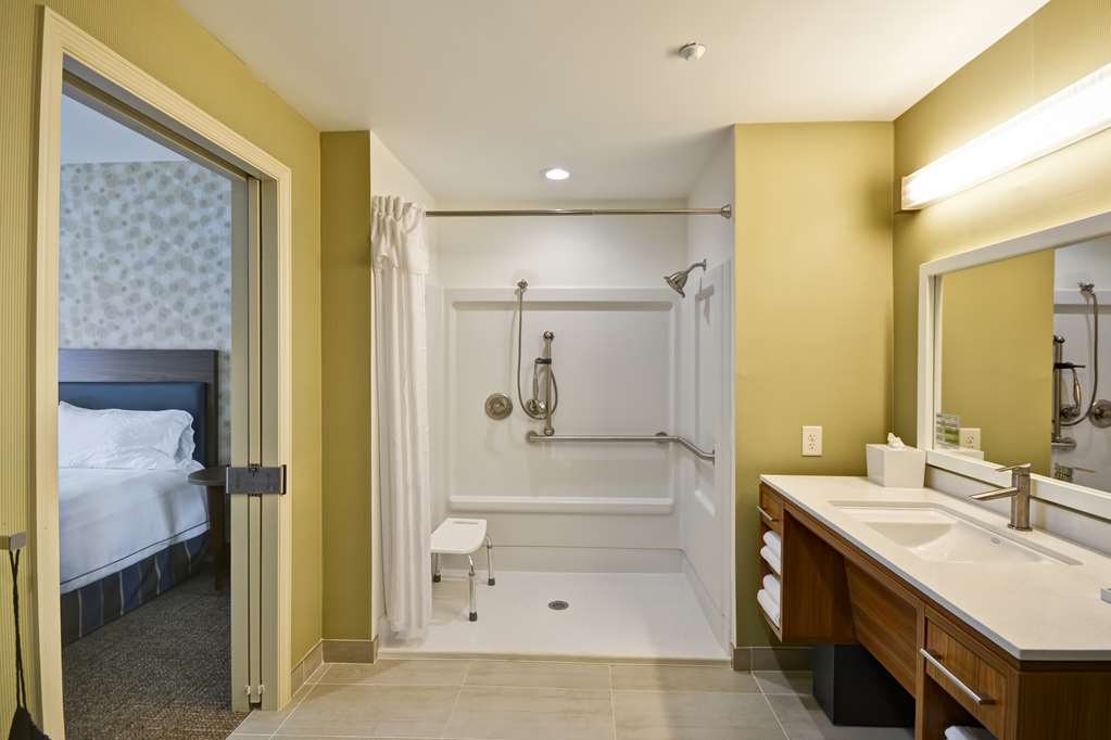Guest room bath