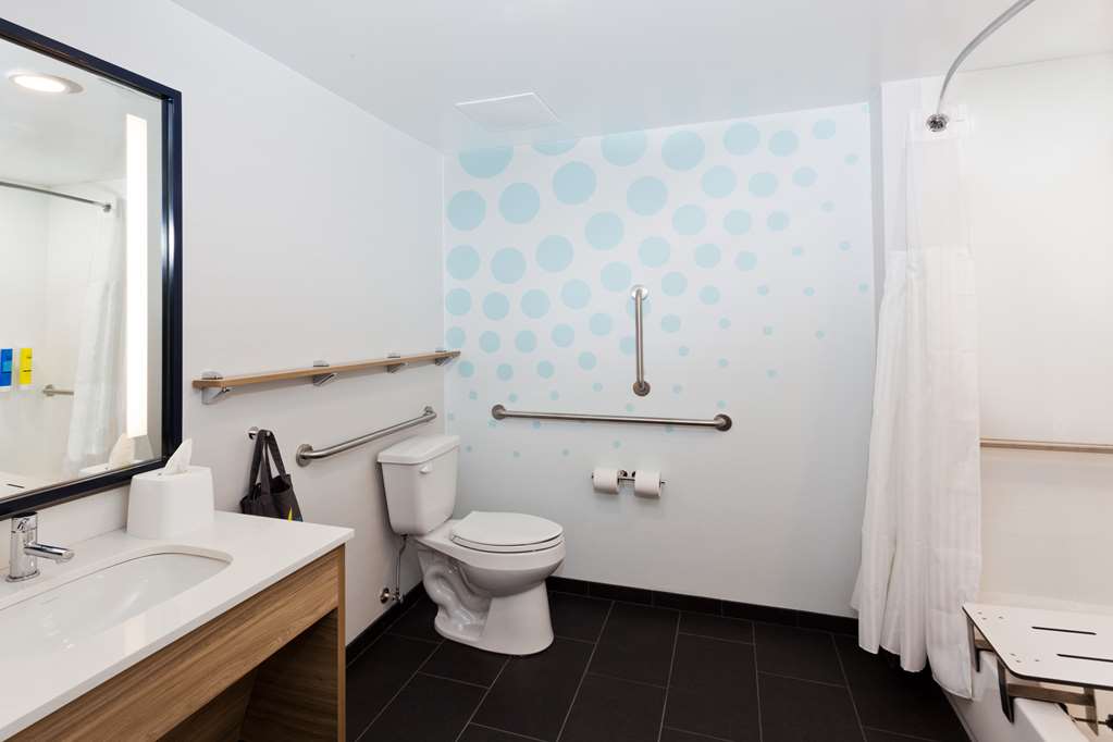 Guest room bath