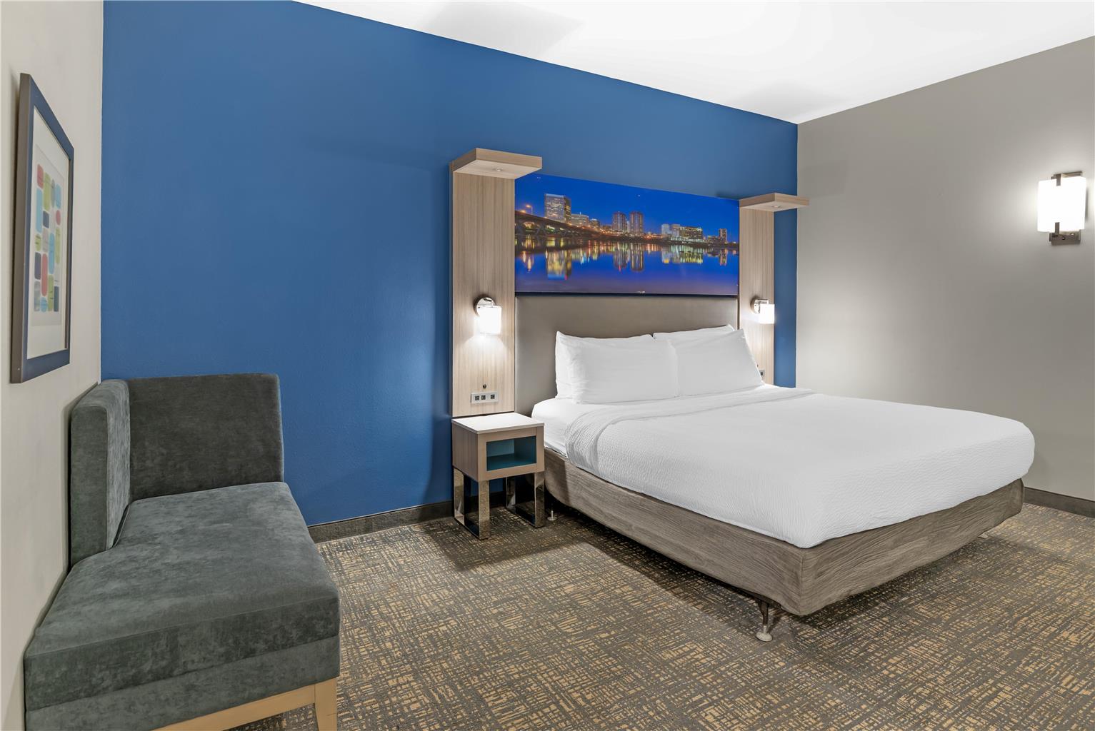 ADA - 1 King Bed w/ Bathtub + Kitchen