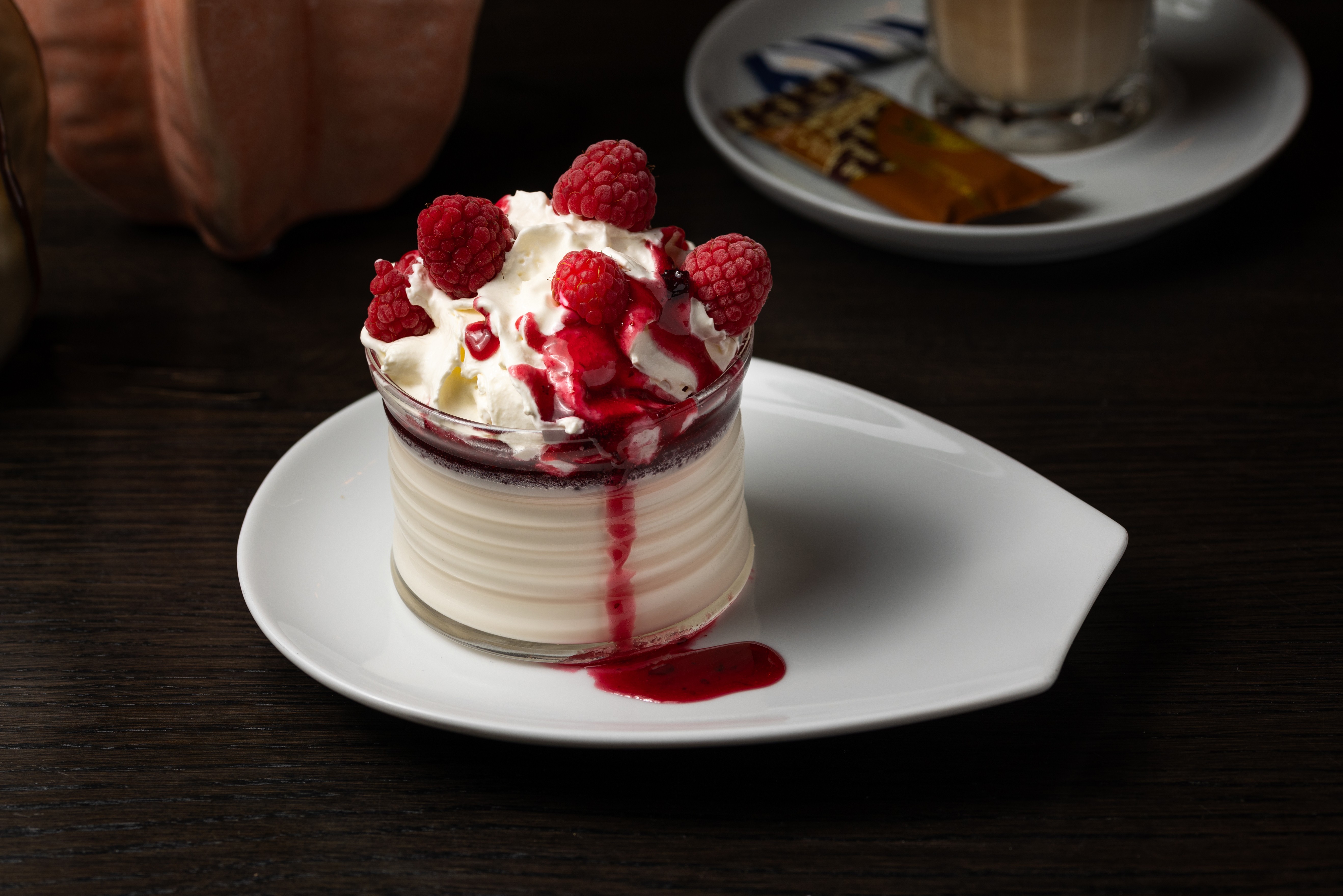 BEEREN-PARFAIT MIT SAHNESPIEGEL