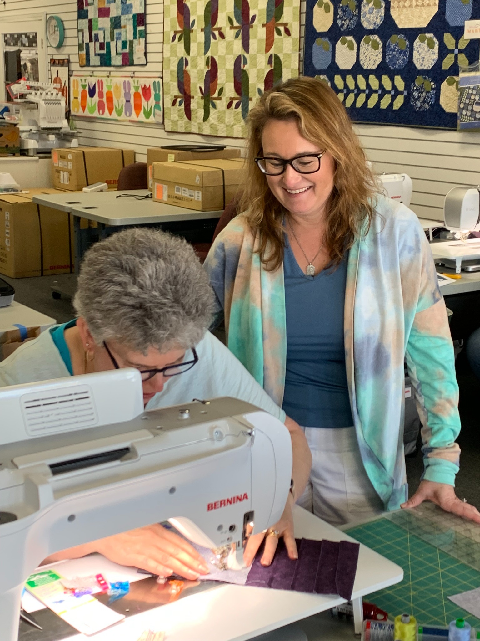 Students practice decorative stitching during a quilting class using a BERNINA sewing machine. A hands-on workshop focused on improving sewing techniques, creativity, and quilting skills.