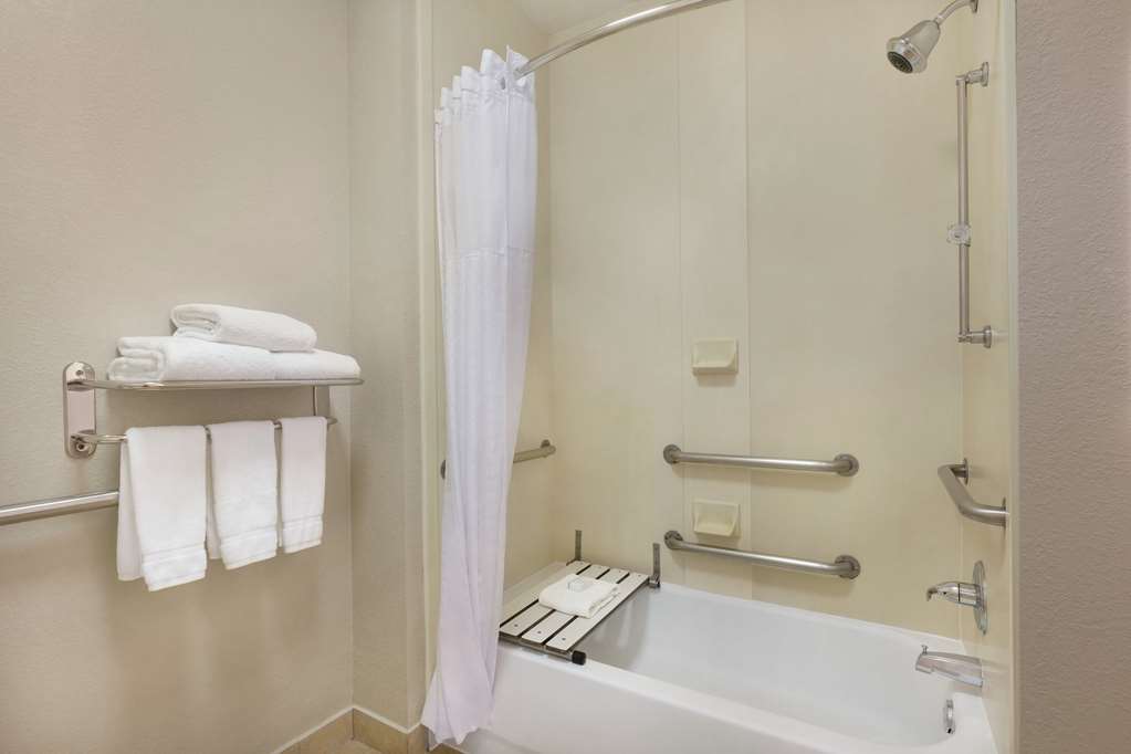 Guest room bath