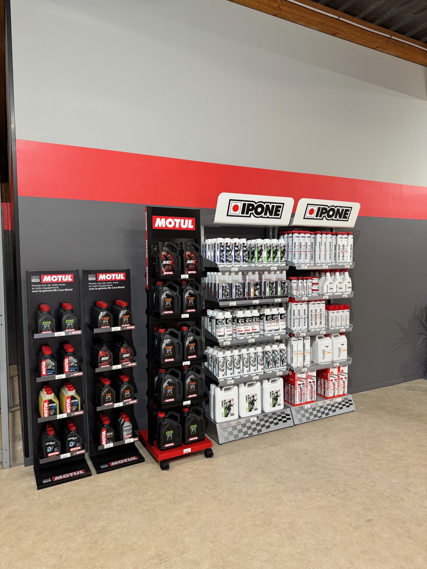 Photo Poirier Motos Quads, magasin vente et réparation moto, scooter et quad à Dieppe. Vente d'équipement du pilote, pièces détachées et accessoire.