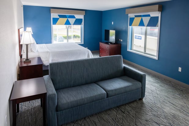 Images Holiday Inn Express & Suites Wichita Airport by IHG