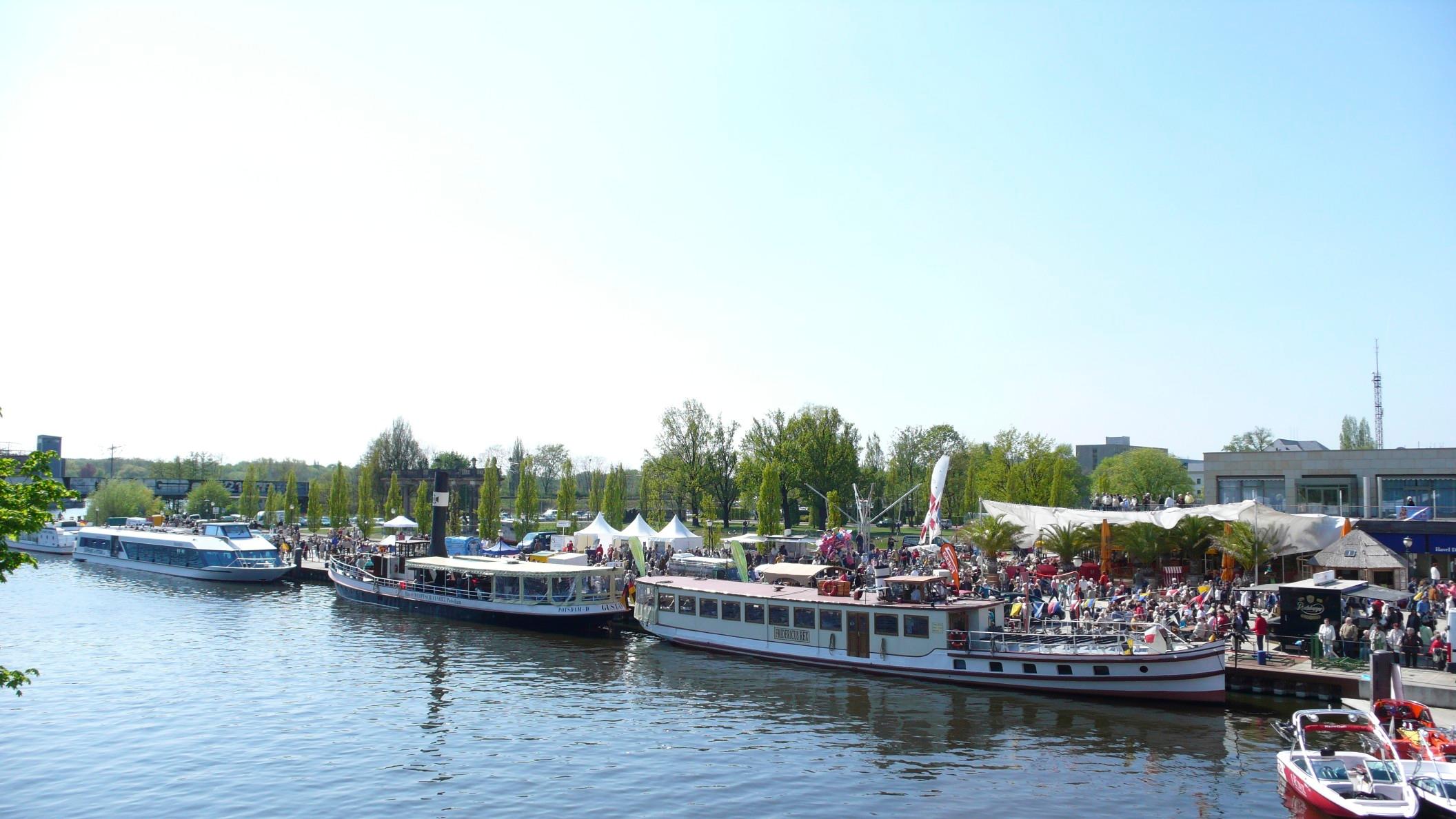 Schiffe der WEISSEN FLOTTE Potsdam im Hafen Potsdam zur Flottenparade & Hafenfest.
