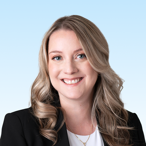 Andrea Oliveira headshot.