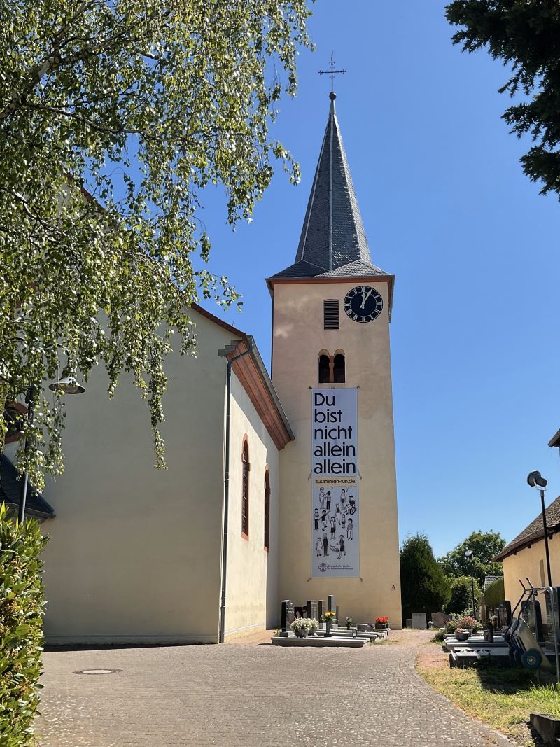 Außenansicht vom Kirchturm mit Aktionsbanner